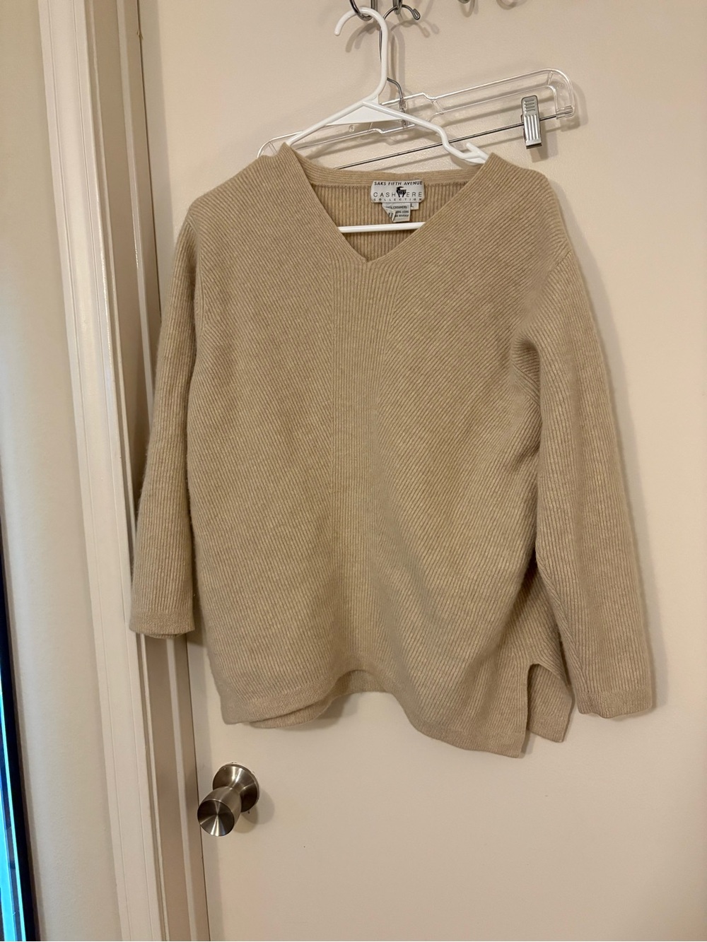Vintage saks fifth avenue cashmere size large Tan V-Neck Ribbed Sweater